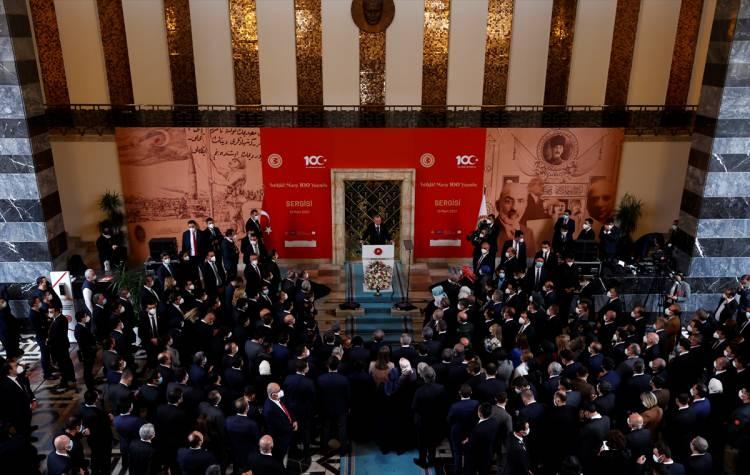<p>Cumhurbaşkanı Recep Tayyip Erdoğan, TBMM'de "100. Yılında İstiklal Marşı Sergisi"nin açılış programında konuştu. Erdoğan, "İstiklal Marşı yeryüzünün de rehberidir. 84 milyonun tamamı için ortak bir buluşma noktasıdır.</p>
