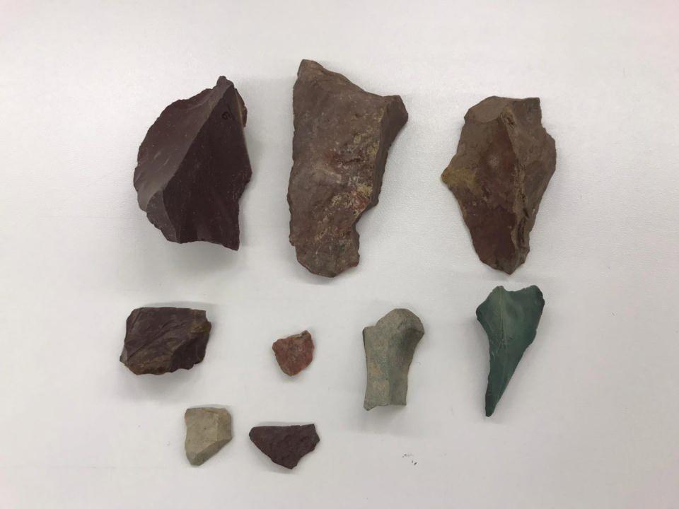 <p>Orada herhangi bir kazıya başlanabilirse belki daha da erken bir tarihe ulaşmak mümkün. ‘Mağara insanı’ diyebileceğimiz dönemde yaşamış bir insan topluluğuyla karşı karşıyayız. Koskarlı’da ve belki de bu bölgenin şimdilik ilk sakinleri. Araştırmalar devam ettikçe Trabzon bölgesinin biraz daha erken döneme ait ilk sakinlerini bulabiliriz” dedi.</p>