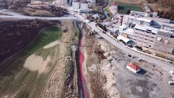 <p>Arnavutköy'de çok sayıda fabrikanın bulunduğu sanayi bölgesinden geçen dere, kimyasallar nedeniyle kırmızı akmaya başladı. Çevre sakinleri duruma tepki gösterirken kırmızıya bürünen dere havadan da fotoğraflandı.</p>