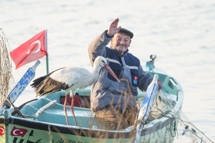 <div><strong>'YAREN LEYLEK BENİM EVLADIM GİBİ'</strong></div>
<div> </div>
<div>Yaren Leylek hikayesiyle tanınan balıkçı Adem Yılmaz, “Gelip gelmeyeceğini merak ettim. Çünkü bu yıl üç gün geç geldi. Geleceği konusunda tereddüt etmiştim. Allah’a şükür dün köye bugün de kayığıma geldi. Çok mutluyum. Köyümüz de Yaren Leylek'i çok seviyor. </div>