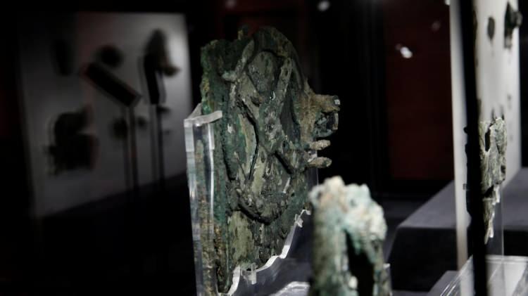 <p>Bilim insanları dünyanın” ilk bilgisayarı” olarak nitelendirilen 2 bin yıllık Antikythera düzeneğinin sırrını çözmüş olabileceklerini açıkladı.</p>
