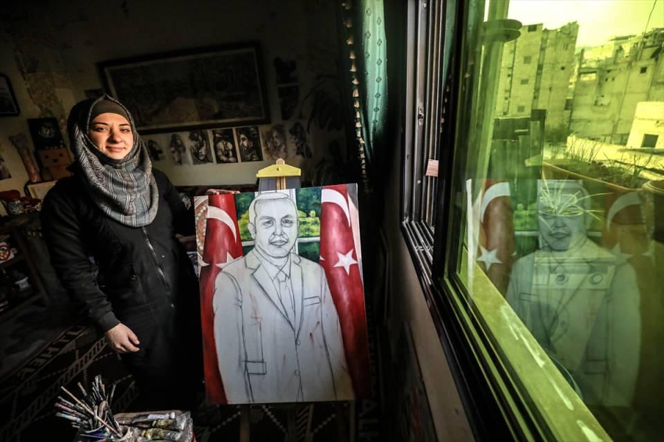 <p>Doktor, kızımın duyma hissini yitirdiğini ve ömür boyu duyamayacağını söyleyince ümidimizi yitirdik. Ama işitme cihazı sayesinde az da olsa duyuyor. Kelimeleri birleştirmeye başladı." diye konuştu.<br />
 </p>
