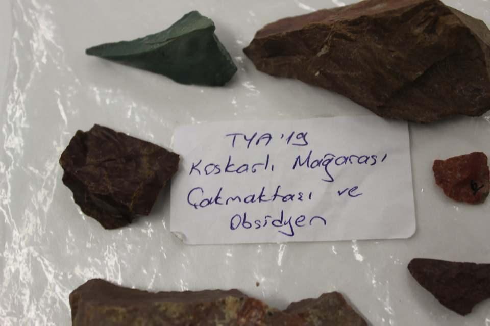 <p>Bölgenin bilinen insanlık tarihine dair önemli bir keşfe imza atan arkeologlar, Göbeklitepe’ye yakın dönemlere tarihlendirilen mağarada daha fazla bulgu için kazı yapmayı hedefliyor. KTÜ Edebiyat Fakültesi Arkeoloji Bölümü Protohistorya ve Önasya Arkeolojisi Öğretim Üyesi Dr. Hülya Çalışkan Akgül, "Göbeklitepe tüm dünya ve Anadolu için çok önemli. Trabzon’un ‘Koskalı Mağarası’nın önemini herkese gösterebilmek için bu kıyaslama yapılabilir" dedi.</p>