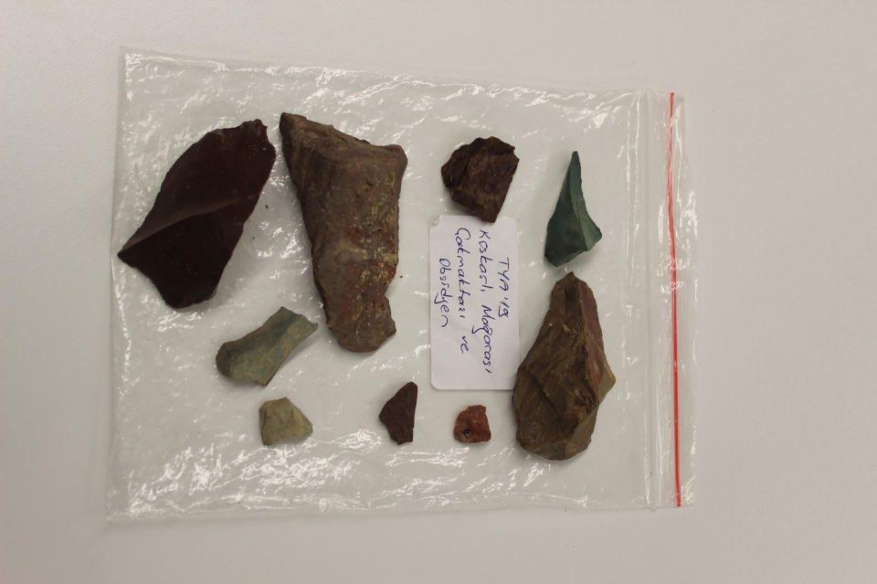 <div>Karadeniz Teknik Üniversitesi Edebiyat Fakültesi Arkeoloji Bölümü Protohistorya ve Önasya Arkeolojisi öğretim üyelerinden Dr. Hülya Çalışkan Akgül ve Doç. Dr. Serkan Demirel’in 2018 yılında başlattığı ‘Trabzon Protohistorik (Kalkolitik ve Tunç çağları) Yüzey Araştırma Projesi’yle önemli bulgular tespit edildi. Proje kapsamında yürütülen çalışmalarda Trabzon’un Düzköy ilçesi Çayırbağı Mahallesi Koskarlı mevkisinde bulunan bir mağarada, arkeologlarca, farklı boyutlarda 103 parça taş alet bulundu. Yapılan ilk incelemelerle, ‘kesici’ olarak kullanılan taş aletlerin, milattan önce 11 bin yıl öncesine ait olduğu belirlendi.</div>
<div> </div>