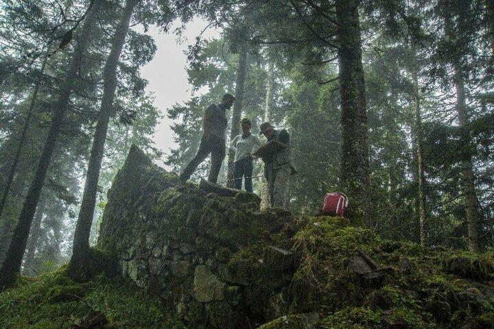 <p>Karadeniz Teknik &Uuml;niversitesi (KT&Uuml;) Edebiyat Fak&uuml;ltesi Arkeoloji B&ouml;l&uuml;m&uuml; akademisyenlerinin Trabzon&rsquo;un tarihine ışık tutmak i&ccedil;in yaptıkları &ccedil;alışmalar s&uuml;r&uuml;yor. 2018 yılında başlatılan y&uuml;zey araştırma projesi kapsamında Ma&ccedil;ka il&ccedil;esinde yapılan &ccedil;alışmada Horhor tepesinde duvar sıraları bulundu.</p>
