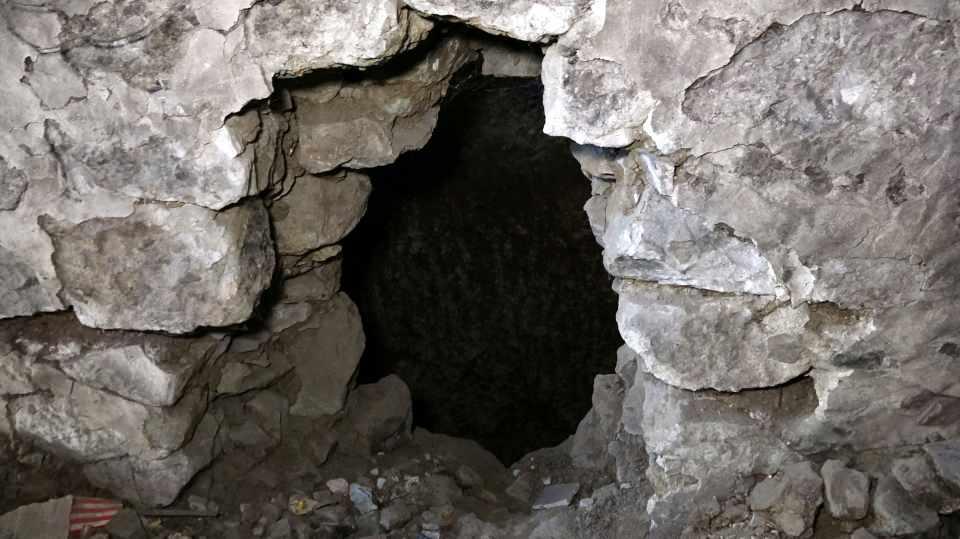 <p>Duvarlarda delikler açan defineciler, tarihi evi talan etti. Eve gelen sahipleri karşılaştıkları manzara karşısında şok yaşadı.</p>
<p> </p>