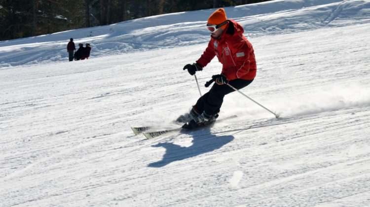 <p>T&uuml;rkiye`nin &ouml;nemli kış turizm merkezlerinden Cıbıltepe Kayak Merkezinde, hafta sonu yoğunluğu yaşandı.</p>

