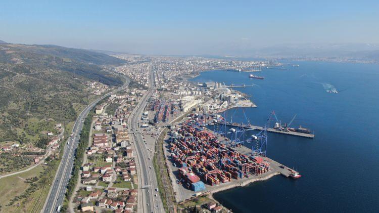 <p>Kocaeli’de 11 tane limana ev sahipliği yapan 173 bin nüfuslu Körfez ilçesi, lojistik üssü görevi görerek her yıl milyarlarca liralık ihracata ev sahipliği yapıyor.<br />
Kocaeli’nin yaklaşık 173 bin nüfuslu Körfez ilçesinden her yıl milyarlarca liralık ihracat ve ithalat yapılıyor. </p>
