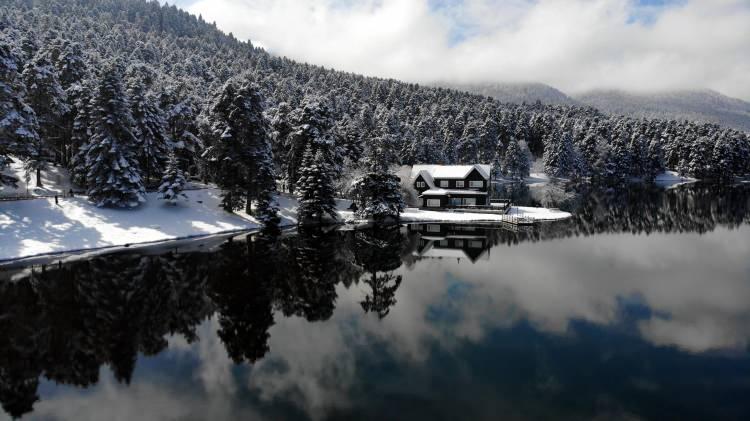 <p>G&ouml;lc&uuml;k Tabiat Parkı, son g&uuml;nlerde kentte etkili olan kar yağışı ile beyaza b&uuml;r&uuml;nd&uuml;. G&ouml;lc&uuml;k'e gelen ziyaret&ccedil;iler, g&ouml;l &ccedil;evresinde y&uuml;r&uuml;y&uuml;p, kar &uuml;zerinde piknik yaparak doğanın keyfini &ccedil;ıkardı.&nbsp;</p>

<p>&nbsp;</p>

