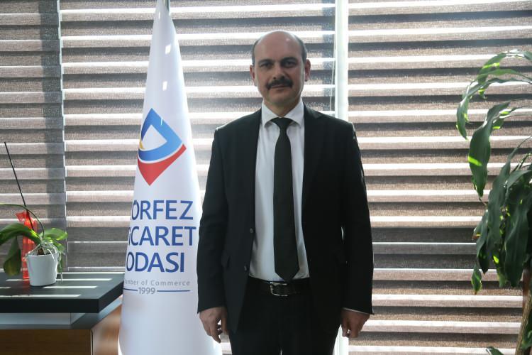 <p>İlçenin önemi ile ilgili bilgiler veren Körfez Ticaret Odası Yönetim Kurulu Başkanı Recep Öztürk, pandemi sürecinde ihracat oranlarının düşmesine rağmen ilçenin bölgenin lojistik yükünü taşımaya devam ettiğine dikkat çekti.</p>
<p>“İlçemiz ithalat ve ihracattaki geçiş bölgemizdir”<br />
İthalat ve ihracatta önemli bir yük taşıyan ilçe ile ilgili bilgiler veren Körfez Ticaret Odası Yönetim Kurulu Başkanı Recep Öztürk, “Körfez ilçemiz yaklaşık 173 bin nüfuslu bir bölgemizdir. Ama 11 tane limanı, TÜPRAŞ gibi Türkiye’nin en büyük sanayi kuruluşu, 6 tane Türkiye’nin ilk 500’üne girmiş firmamız bulunmaktadır.</p>