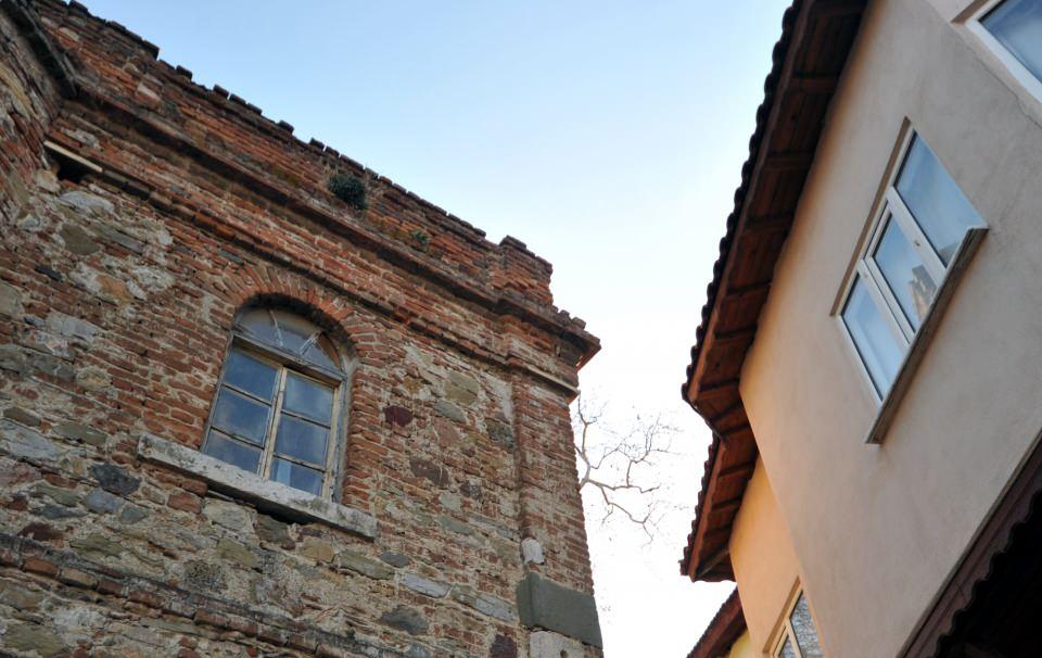 <p>Tur rehberi Kadri Uyanık, “Tirilye, Osmanlı döneminde Hristiyan Rum yerleşim bölgesi. ‘Tirilye’ Rumca üç anlamına gelir. Buraya Roma döneminde İznik Konsülü toplantısına muhalefet olan 3 din adamı yerleşti. </p>