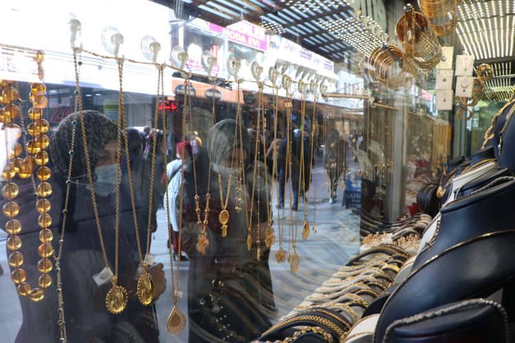 <p>Kontrollü normalleşme süreci ile birlikte uzun süre ertelenen düğünlerin başlaması beklenirken, Kuyumcular Odası Başkanı Sedat Özdinç, altın alacak çiftlere önemli uyarılarda bulundu.</p>