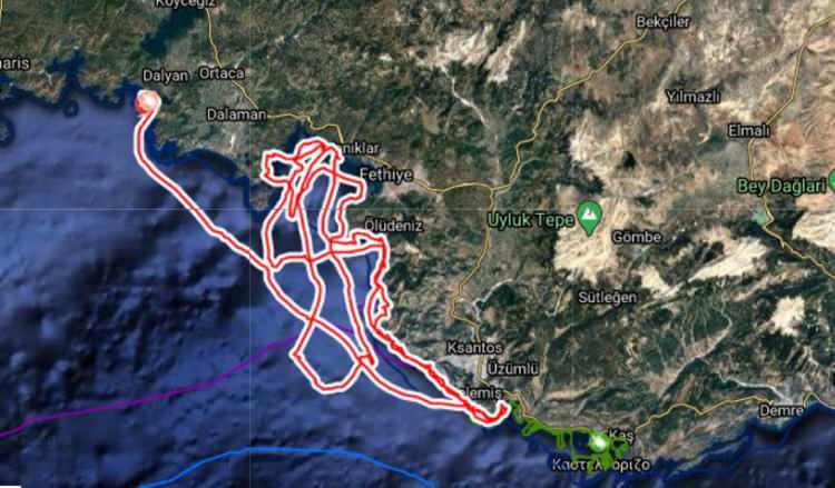 <p><strong>LİKYA, GABES KÖRFEZİ'NDE</strong></p>
<p>Ağustostan itibaren 8 kaplumbağa içinde en çok yol alanı, 25-30 yaşlarındaki 'Likya' oldu. Alınan son sinyallere göre, Patara açıklarından Rodos Adası'na doğru yol alan Likya, devamında Girit Adası açıklarına kadar ulaştı. Buradan da Libya kıyılarına ulaşan Likya, Bengazi, Sirte, Trablus kıyalarını takiben Tunus'un Gabes Körfezi'ne ulaştı ve uzun süredir burada konaklıyor. Likya, toplamda 2 bin 987 kilometre yol yaptı.</p>