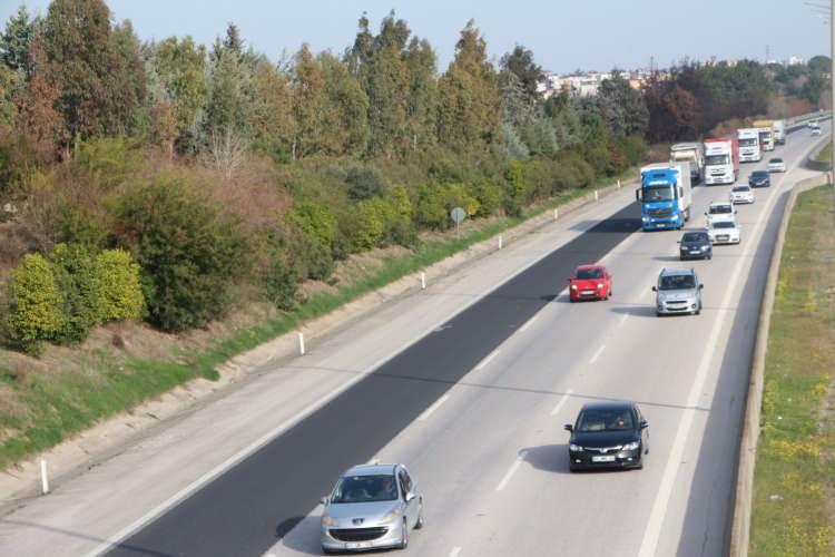 <p>Bunlar gıda kaynaklı riskleri barındırmaz ve doğaldır. Ama doğal gıdalar organik midir? Tarım Bakanlığı tarafından yetkilendirilen kuruluşların toprakta, atmosferde, gübrelemede, sulamada ve çevresel bütün girdilerdeki kontrolü sonucunda, bir ürüne organik sertifikası verilebiliyor. Ama doğal ürünlerde herhangi bir şekilde kontrol yok, kim tarafından ne zaman ne şekilde üretildiği de belli değil. Üreticisinin gıda sicil, sertifika, kayıt ve benzeri bir kavramı da yok. </p>