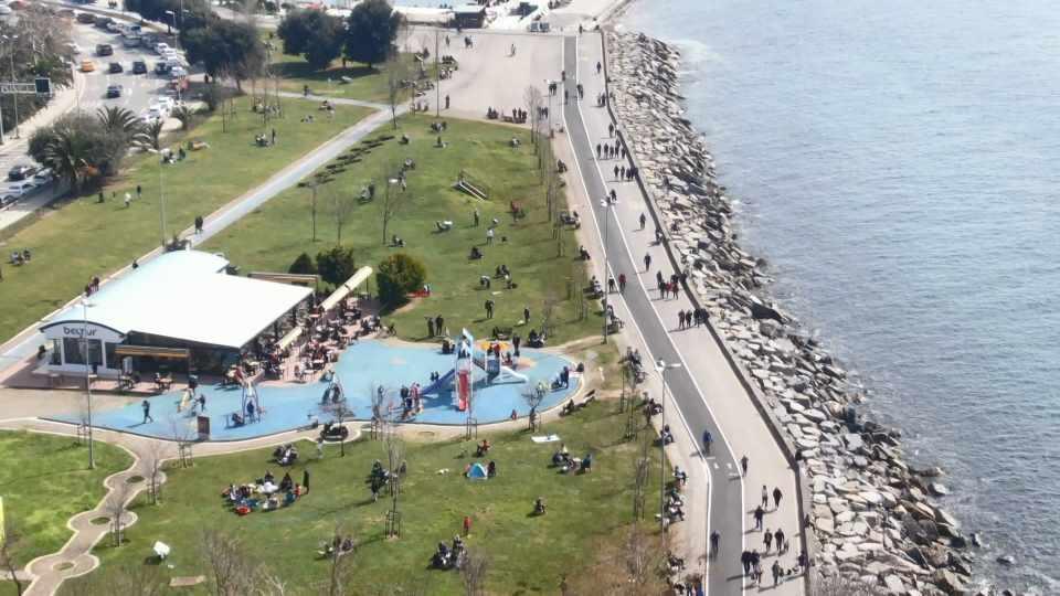 <p>Kadıköy Caddebostan sahilinde, son günlerde artan koronavirüs vaka sayısına ve yapılan uyarılara rağmen vatandaş kalabalığı devam ediyor.</p>
