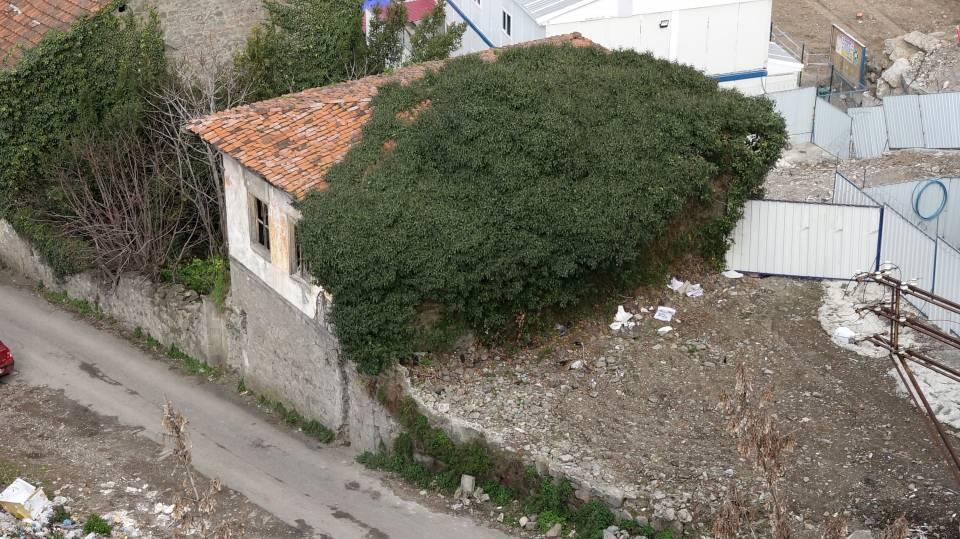 <p>3 kamyon dolusu toprak var içeride. Birçok tescilli binanın evleri bu hale gelmiş" diye konuştu.</p>
<p> </p>
