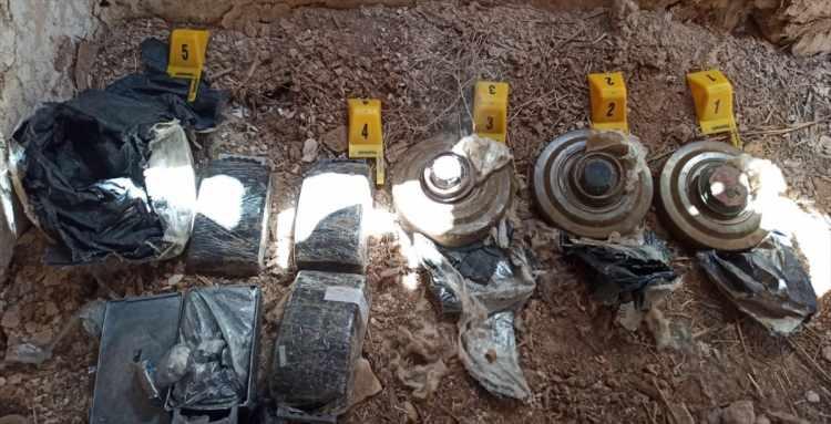 <p>Tel Abyad'da uzunluğu 150 metre ile 600 metre arasında değişen 19 hendek, 60 mevzi, 10 sığınak, biri 2 kilometre uzunluğunda, 2,50 metre genişliğinde, 3 metre yüksekliğinde betonarme tünel olmak üzere 21 tünel, Rasulayn ilçesinde de toplam 27 kilometre uzunluğunda 303 tünel tahrip edilerek kullanılmaz hale getirilmiştir."</p>

<p> </p>

