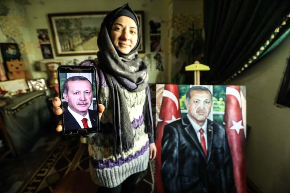 <p>Türkiye aşığı olduğunu ifade eden Abbadi, Cumhurbaşkanı Recep Tayyip Erdoğan'ı çok sevdiğini, en büyük hayalinin çizdiği Erdoğan portresini kendisine ulaştırmak olduğunu belirtti.<br />
 </p>
