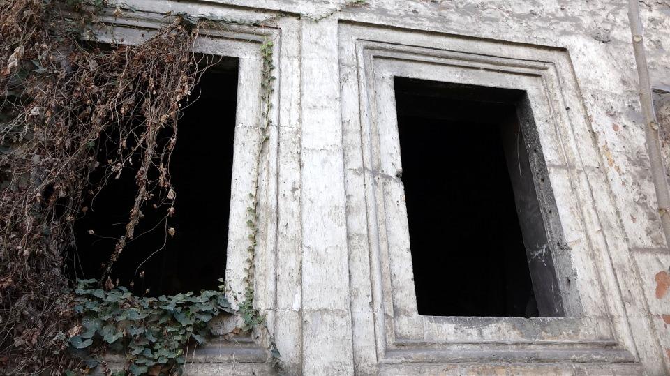 <p> Bir dönem yakıldığı haberini aldık. Sonra çocuklarımız eve bakmaya geldiklerinde evin içerisinin delindiğini fark etti. Kocaman bir çukur vardı, hayret ettik. Köstebek gibi kazmışlar. </p>