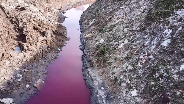 <p>Arnavutköy Hadımköy Mahallesi'nde fabrikalar bölgesindeki dereden akan su kırmızıya büründü. 2 gündür derenin renginin kırmızıya döndüğü Hadımköy'de, vatandaşlar endişeye kapıldı. Dereye karışan kimyasalın fabrikalardan birinden bırakıldığı iddia eden vatandaşlar duruma tepki gösterdi.<br />
</p>