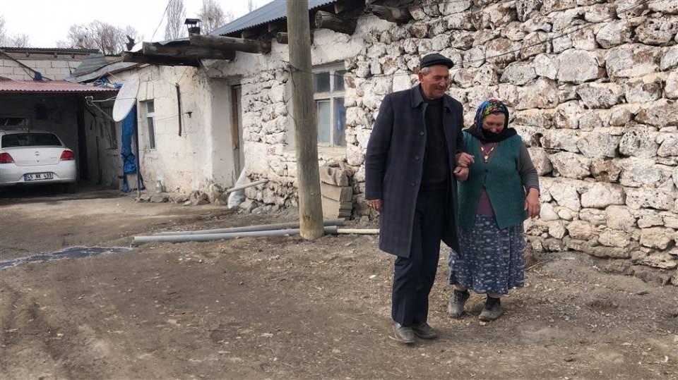 <p>G&uuml;lgez Turan, oğlunu yeğeni Nuri Kurtbaş'ın ablası ile evlendirdi. D&uuml;ğ&uuml;n g&uuml;n&uuml; uzun s&uuml;re Nuri Kurtbaş, halası Turan'a "Sen de bana bir kız doğuracaksın" dedi. &Ccedil;ocuk sahibi olabileceğini d&uuml;ş&uuml;nmeyen G&uuml;lgez Turan, aynı yıl Ayten ismini verdiği kızını d&uuml;nyaya getirdi.&nbsp;</p>
