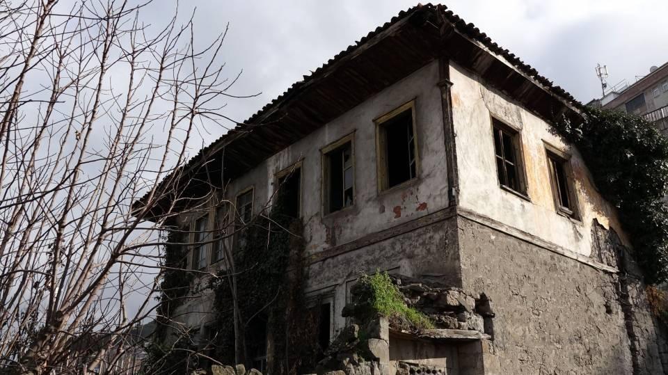 <p>Defineciler evin içerisinde kazı yaptılar. Ev zaten yangın sonrası kullanılamaz haldeydi. Şimdi bir de çukur ve çukurdan çıkarılan toprak da eklenince eve artık içerisine bile girilmiyor. </p>