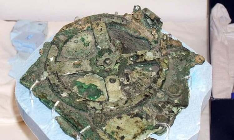 <p>Dünyanın ilk analog bilgisayarı olarak tanımlanan mekanizma, 1900-1901 yılları arasında Yunan adası Antikythera açıklarında bulunan bir gemi enkazında bulundu. Geminin milattan önce birinci yüzyılda Girit ile Mora arasında Küçük Asya'dan Roma'ya giderken bir fırtınada battığına inanılıyor.</p>