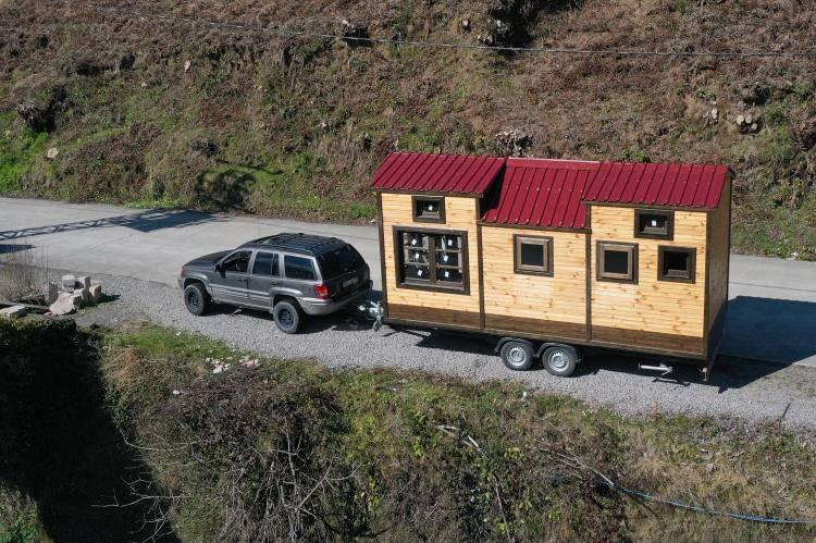 <p>&Ccedil;ayeli il&ccedil;esinde ahşap ustası Nesrullah &Ouml;zdemir, dede mesleği olan ahşap ustalığını taşınabilir ahşap yayla evleri yaparak devam ettiriyor. Farklı mimarilerde isteğe bağlı &ccedil;alışmalar da s&uuml;rd&uuml;ren &Ouml;zdemir, &ouml;zellikle kamp kurmayı, gezmeyi ve ahşap evde yaşamayı sevenlere &ouml;zg&uuml; &uuml;retim yapıp, m&uuml;şterilerine yaşam alanları alternatifleri sunuyor.&nbsp;</p>

