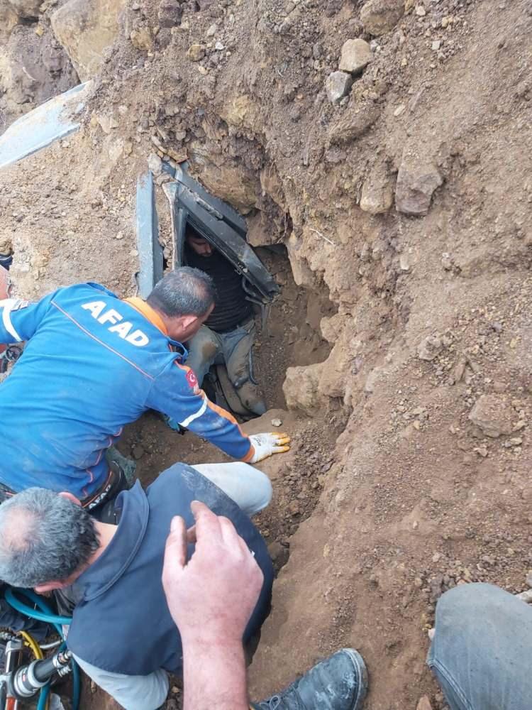 <p>Ekskavatör operatörü Ömer Civelekoğlu (32) yamaçta kazı çalışması yaptığı sırada toprak kütlesi iş makinesinin üzerine kaydı. </p>
