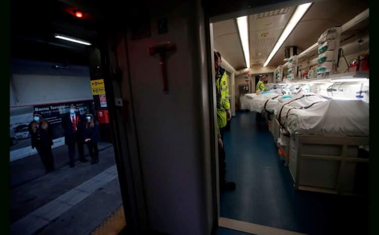 <p>İtalya'da "Covid-19 treni" projesi tanıtıldı. Bu trenle ağır corona virüs hastalarının taşınması planlanıyor. Söz konusu tren aracılığıyla, bir bölgede hastanelerin dolması halinde Covid-19 hastalarının başka bölgelere, hatta başka ülkelere sevk edilmesi hedefleniyor.</p>
