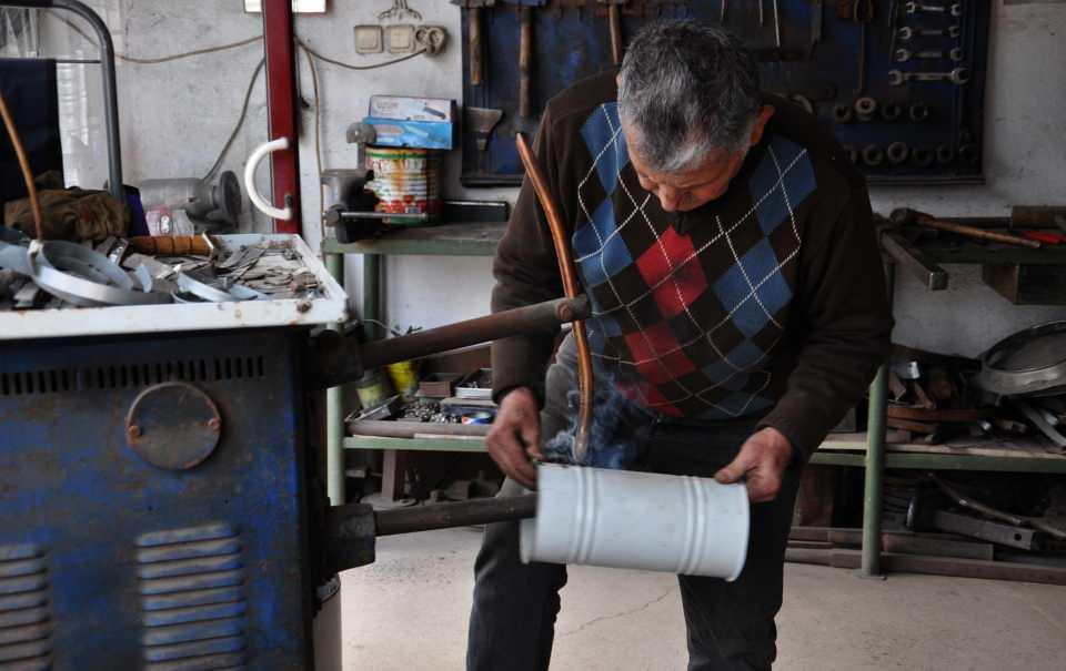 <p>Kaloriferli daireler, elektrik, şofben, güneş enerjisi ve klimaların yaygınlaşmasıyla birlikte kentte soba üretimi yapan esnaf sayısı da azaldı. </p>