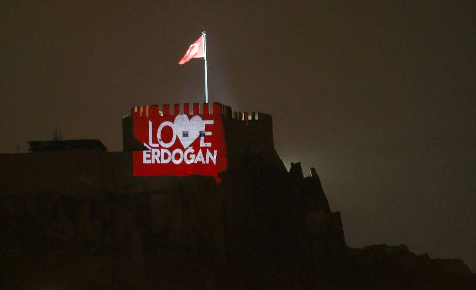 <p>Reklam, Türkiye'de de tepkiyle karşılanırken, birçok ilde LED ekranlara "Love Erdoğan" görselleri yansıtıldı.</p>
