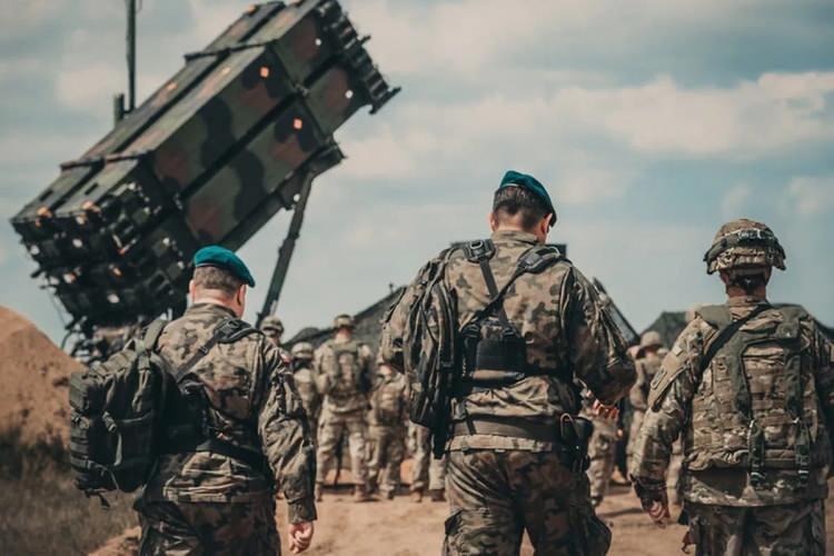 <p>İlk kez 1990 yılında imzalanan, ardından 5 Ekim 2019'da dönemin ABD Dışişleri Bakanı Mike Pompeo ve Yunanistan Dışişleri Bakanı Dendias'ın imzaladığı bir protokol ile güncellenen Karşılıklı Savunma İşbirliği Anlaşması; ABD'nin ülkedeki her askeri tesisi kullanmasına olanak vermiş, Girit'teki Suda Üssü'nün genişletilmesini, Stefanovicio, Larissa ve Alexandroupoli üslerinin altyapısının ABD'ye sağlanmasını ve Dedeağaç'a bir deniz üssü kurulmasını karara bağlamıştı.</p>