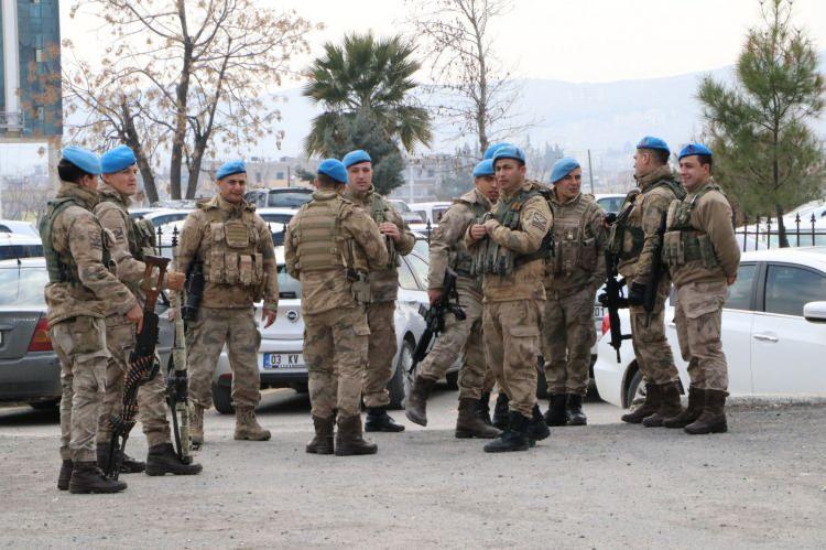<p>Harekatın hemen ardından hayatın normalleştirilmesi, güven ve istikrarın sağlanmasına yönelik başlatılan ve kesintisiz devem eden çalışmaların meyvesini vermeye başladığı vurgulanan açıklamada, eğitim, sağlık, ulaştırma, tarım, ticaret ve belediyecilik hizmetleri başta olmak üzere birçok alanda büyük iyileşmeler sağlandığına dikkati çekildi.</p>
<p> </p>