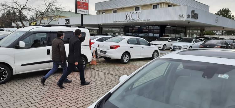 <p> İkinci el online binek ve hafif ticari araç pazarında satışlar, şubatta ocak ayına göre yüzde 10,9 artarken, araç fiyatları bu dönemde ortalama yüzde 1,3 geriledi.</p>