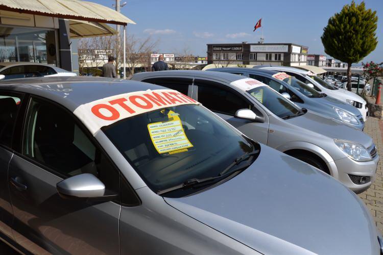 <p>İkinci el pazarında en çok satışı gerçekleşen ilk 28 markanın 200 modeline ait 800 varyantın 15 farklı model yılındaki 67 bin 650 adet ilanının fiyat değişimleri incelenerek yapılan analize göre, en fazla fiyat düşüşü A, B-SUV ve F segmentinde gerçekleşti.</p>
<ul>
</ul>