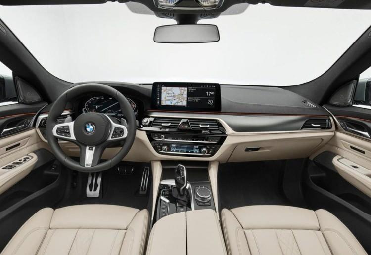 <p>Yeni BMW 630i Gran Turismo, Luxury Line ve M Sport olmak üzere iki farklı tasarım seçeneği ile sunuluyor. 4-bölgeli Otomatik Klima, Ön ve Arka Koltuk Isıtma, Konfor Erişim Sistemi, Soft-Close Vakumlu Kapılar, 16 hoparlörlü Harman/Kardon Ses Sistemi, yüksek çözünürlüklü 12,3 inç bilgi-eğlence ekranı ve tam dijital 12,3 inç gösterge panelinden oluşan modern BMW Live Cockpit Professional, Kablosuz Şarj ve Akıllı Telefon Arayüzü gibi donanımlarla alınabiliyor. </p>
