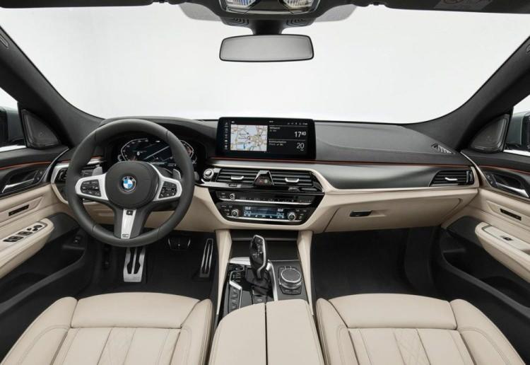 <p>Yeni BMW 630i Gran Turismo, Luxury Line ve M Sport olmak üzere iki farklı tasarım seçeneği ile sunuluyor. 4-bölgeli Otomatik Klima, Ön ve Arka Koltuk Isıtma, Konfor Erişim Sistemi, Soft-Close Vakumlu Kapılar, 16 hoparlörlü Harman/Kardon Ses Sistemi, yüksek çözünürlüklü 12,3 inç bilgi-eğlence ekranı ve tam dijital 12,3 inç gösterge panelinden oluşan modern BMW Live Cockpit Professional, Kablosuz Şarj ve Akıllı Telefon Arayüzü gibi donanımlarla alınabiliyor. </p>