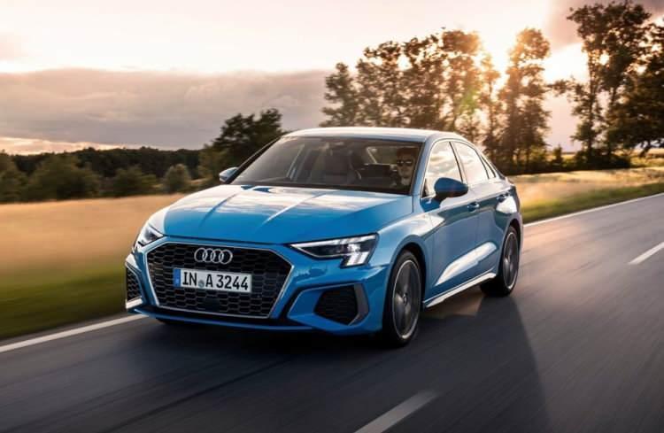<p><strong>YENİ AUDİ A3, İKİ FARKLI GÖVDE TİPİYLE SATIŞA</strong></p>
<p>Audi’nin premium kompakt sınıftaki başarılı temsilcisi A3 dördüncü nesliyle Türkiye’de satışa sunuldu. </p>