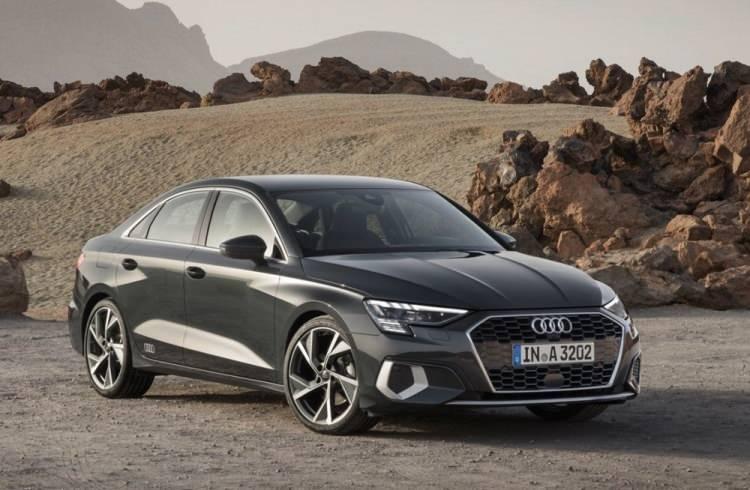 <p>A3 Sportback, 4,34 metre uzunluğu ve 1,82 metre genişliğiyle (aynalar hariç), önceki modele kıyasla 3 santimetreden biraz fazla büyümüş. 1,45 metre yüksekliğe sahip modelin 2,64 metrelik aks mesafesi ise değişmeden kalmış. 380 litrelik bagaj alanı, arka koltuk sırasının yatırılmasıyla 1.200 litre hacme ulaşıyor. </p>
<p>Yeni Audi A3 Sedan ise, A3 Sportback'ten 15 santimetreden biraz daha uzun. Diğer tüm boyutları aynı olan bu karoserin bagaj kapasitesi ise 425 litre. </p>