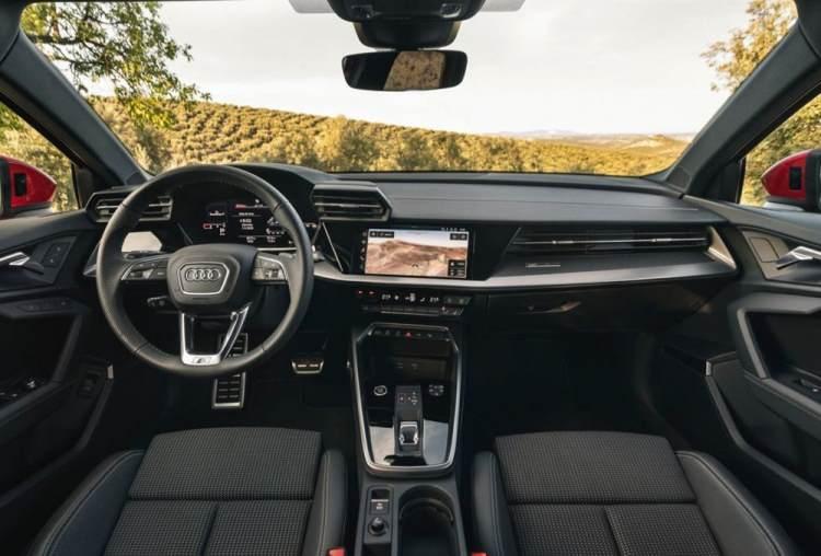 <p>Kokpiti tamamen sürücüye odaklanan Yeni Audi A3’te, markanın üst sınıf modellerinde görmeye alışkın olunan unsurlar yer alıyor. Gösterge panelinin ortasına entegre edilen 12.3 inçlik dokunmatik ekran, iki gövde seçeneğinde de Audi Virtual Kokpit Plus ile standart olarak sunuluyor. Ayrıca gösterge paneli de dijital ve çok işlevli direksiyon simidi üzerinden sürücü tarafından kontrol edilebiliyor. </p>