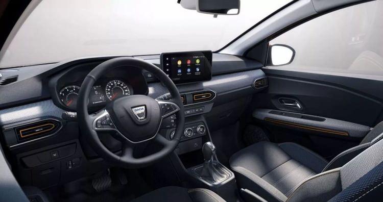 <p>Yedişer gövde rengiyle satışa sunulan Sandero ve Sandero Stepway'de Ayışığı Gri ve Atacama Turuncu tonları kartelaya yeni eklenen seçenekler oldu. Donanım seviyesine göre 15" ve 16" kapaklı jantlarla donatılan Sandero ailesi Prestige paketinde ekstra ücret karşılığında 16" alaşım jantlara kavuşuyor.</p>
<p>Opsiyon listesine baktığımızda ise Comfort'a sadece arka park sensörü eklenebilirken Prestige'de kablosuz Apple CarPlay bağlantısı ve navigasyon sunan 8" Media Nav multimedya sistemini içeren Navigasyon Paketi, kör nokta uyarı sistemi ve ön park sensörünü beraberinde getiren Sürüş Destek Paketi, yüksek konsol ve elektrikli park freni içeren Teknoloji Paketi ve elektrikli açılır cam tavan eklenebiliyor.</p>