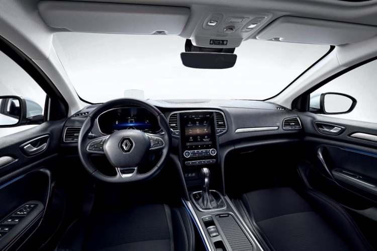 <p>Yeni Megane Sedan 10.2 inçe kadar dijital gösterge paneli ile geliyor. Gösterge paneline ek olarak 9,3 inç multimedya ekranı yer alıyor. Yeni Renault EASY LINK multimedya sistemi ile tüm navigasyon ve bilgi özelliklerinin yanı sıra MULTI-SENSE ayarları da sunuluyor. Ergonomiyi daha da ileriye taşımak amacıyla sürüş destek sistemi kontrolleri direksiyon simidinde bir araya toplandı. </p>
<p>Daha akıcı ve yeni arayüzü ile Renault EASY LINK multimedya sistemi, Apple CarPlay ile uyumlu sisteme sahip.</p>
<p>Yeni Megane Sedan Eco, Comfort, Sport ve MySense olarak 4 farklı sürüş moduna sahip. </p>