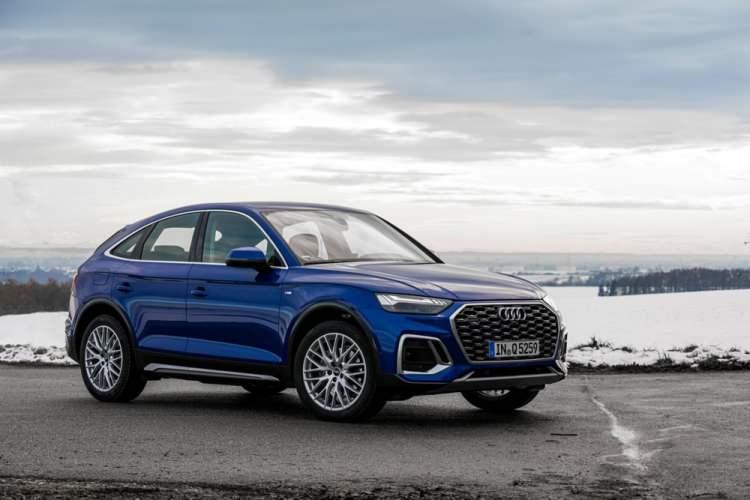 <p>Q5 Sportback’te sekizgen tek çerçeveli ızgaranın yanlarında yer alan büyük hava girişleri, Matrix LED farlar kesintisiz uzanan omuz çizgisi, yan marşpiye çıtaları bu dayanıklı görünüşü destekleyen tasarım öğeleri olarak öne çıkıyor. </p>