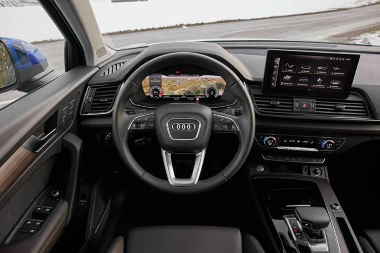 <p>Kontroller, ekranlar ve bilgi-eğlence sistemi için Q5 Sportback’te, Q5’te sunulan üçüncü nesil modüler bilgi-eğlence sistemi MIB 3 yerini alıyor. 12,3 inç ekranlı dijital Audi sanal kokpit plus ve head-up display’in de sunulduğu modelde MMI navigasyon plus bilgi-eğlence sistemi 10,1 inç dokunmatik ekranla eşleştirilmiş. </p>

<p>Bulut bilgisini kullanan ve "Hey Audi" diyerek etkinleştirilebilen sesli kontrol, araçla ilgili birçok otomobil ayarı yapmaya, bireysel kullanıcı profillerinde saklamaya ve myAudi müşteri portalına kaydetmeye imkan tanıyor. </p>
