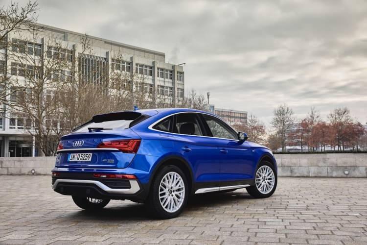 <p><strong>DİJİTAL OLED TEKNOLOJİSİNE SAHİP ARKA FARLAR</strong></p>
<p>Q5 Sportback’te isteğe bağlı alınabilen özellikler arasında yenilikçi dijital OLED teknolojisine sahip arka farlar da yer alıyor. Homojen bir kırmızı ışık yayan üç organik diyot içeren farlar, ayrı ayrı kontrol edilebilen altı bölüme ayrılmış. Sürüş moduna göre, farklı görüntüler veren far sisteminde, örneğin, Adaptif Hız Sabitleyici veya Aktif Şerit Asistanı gibi asistan sistemlerinden birine sahip olan Q5 Sportback’e hareketsizken, arkadan iki metreden az bir mesafede yaklaşıldığında, tüm OLED segmentleri yanarak yakınlık tespiti sağlıyor. </p>