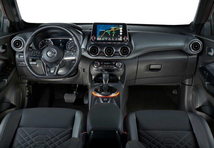 <p>Yeni Juke 422 litrelik bir bagaj hacmi sunuyor. Koltuklar yatırıldığında ise bu alan 1305 litreye ulaşıyor.</p>
<p>Aracın içinde ise 7 inç sürüş ekranı ve 8 inçlik dokunmatik bilgi eğlence ekranına yer veriliyor.</p>