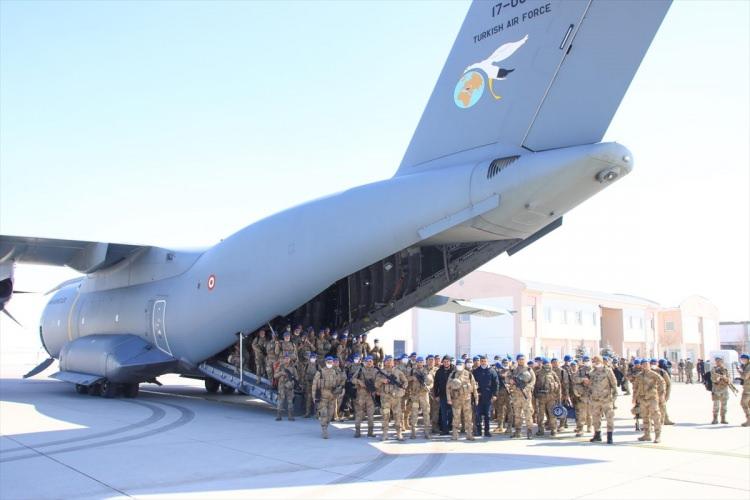 <p>Törene, İl Jandarma Komutanı Tuğgeneral Mehmet Çimen, Patnos Jandarma Komando Alay Komutanı Jandarma Albay Süleyman Küçükkaraağaç ve Kaymakam Mustafa Maslak da katıldı.</p>
