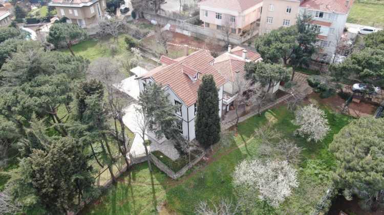 <p>O dönemde hizmetliler ve kahyalar kaldıkları müştemilatta hazırlayıp servislerini sunmuşlar. Kayıtlara göre evin alan Dermotolog Talat Bey’de bu düzeni bozmayarak evin içerisine mutfak yaptırmamıştır” diye konuşan danışman Başaran, köşkü satışa çıkaran ailenin bir isteği olduğunu belirterek, “Bu köşkü satın alacak kişinin buradaki yapıyı yaşattırmalarını istiyorlar” diyerek sözlerini tamamladı.</p>