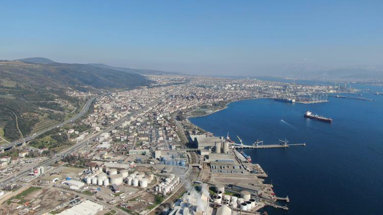 <p> Onun için çok büyük bir ticari ölçeğe sahiptir. İhracat ve ithalattaki geçiş bölgesidir. 2020 yılında yaklaşık 12 milyar dolar ihracat, 20 milyar dolar da ithalat yapılmıştır. Yıllık tır trafiğine ise bakarsak, ihracat ve ithalatta 700 bin adet tır trafiği olmuştur. Bölge, lojistik açısından ihracat ve ithalat için önemli bir yük taşımaktadır. Bunun için yaşamla lojistiğin ve ticaretin ayrımında sorunlar oluşmaktadır. </p>